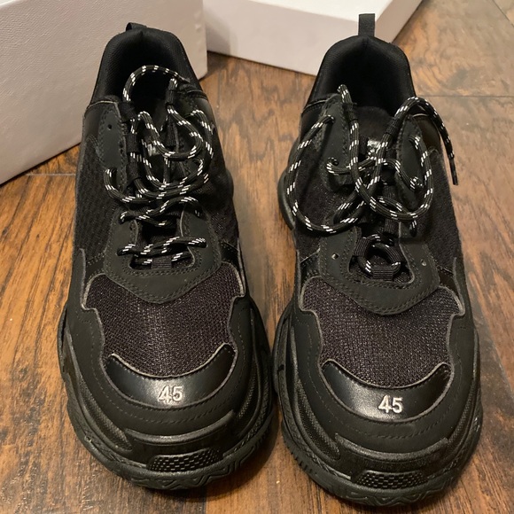 Balenciaga - Picture 1 of 6
